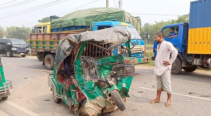 ময়মনসিংহে ট্রাকচাপায় অটোরিকশার চালক নিহত 